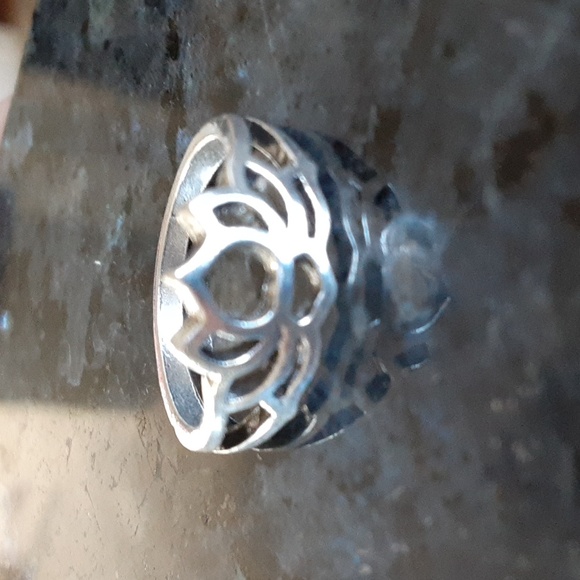 Jewelry - Beautiful silver ring w a simple clean design